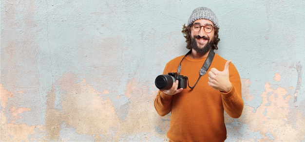 Joven barbudo con cámara de fotos