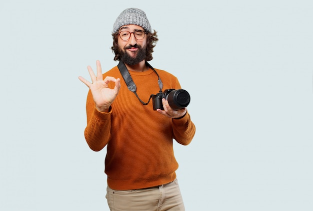 Joven barbudo con cámara de fotos