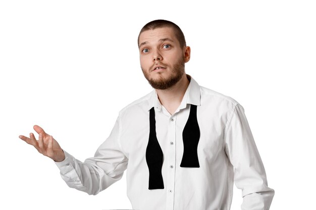 Joven barbudo con camisa blanca y pajarita