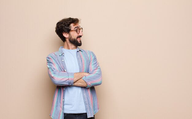 Joven barbudo en una camisa colorida