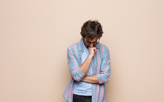 Joven barbudo en una camisa colorida