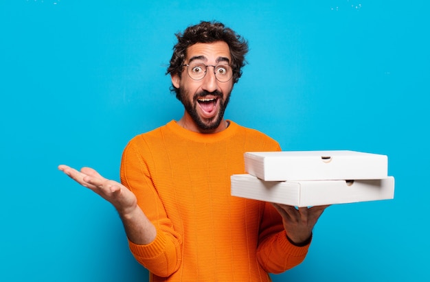 Joven barbudo con comida rápida para llevar