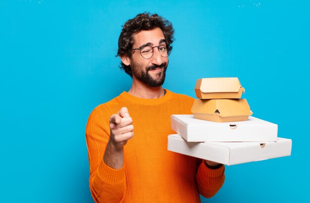 Joven barbudo con comida rápida para llevar