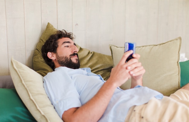 Joven barbudo descansando en casa