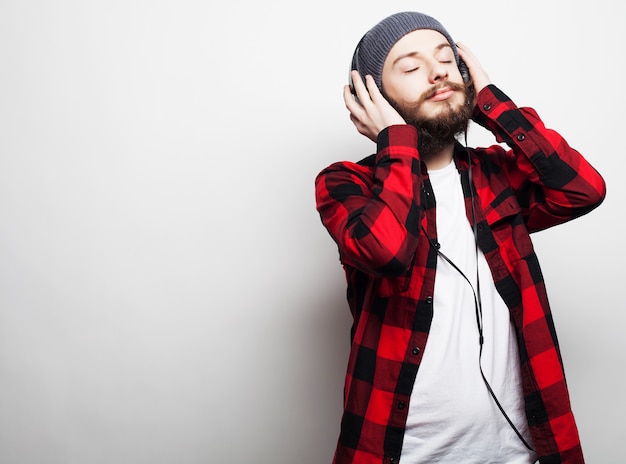 joven barbudo escuchando música