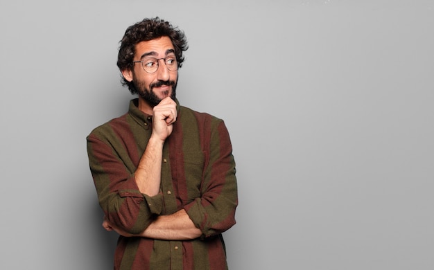 Foto joven barbudo con un espacio de copia