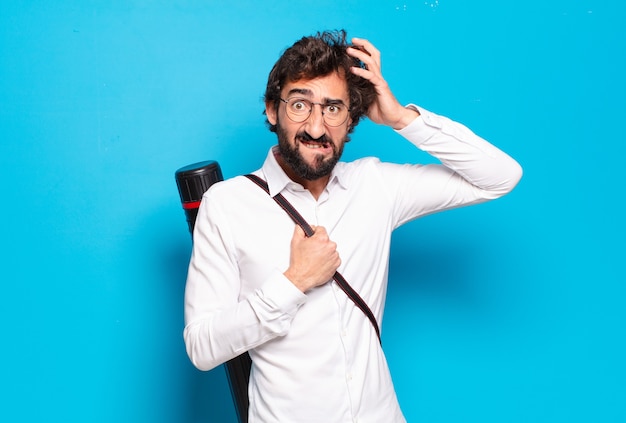 Joven barbudo con estuche de planos