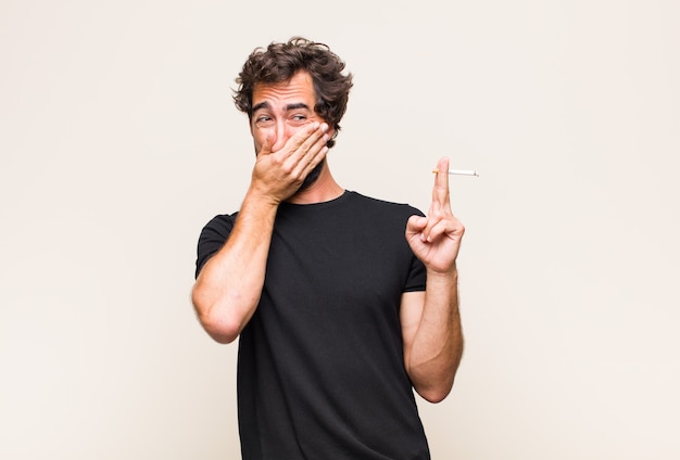 Joven barbudo fumando un cigarrillo