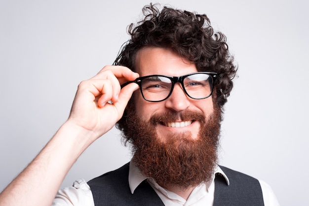 joven barbudo con gafas