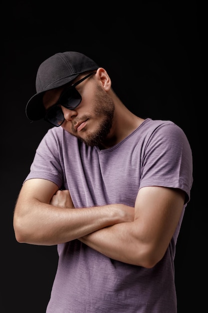 Joven barbudo con gorra y gafas de sol