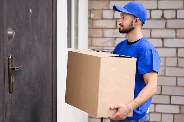 Foto joven barbudo listo para entregar caja