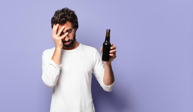 Foto joven barbudo loco con una cerveza