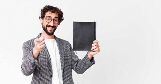 Joven barbudo loco con un cuaderno