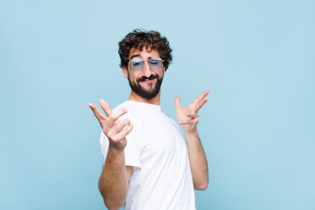 Joven barbudo loco con gafas de sol