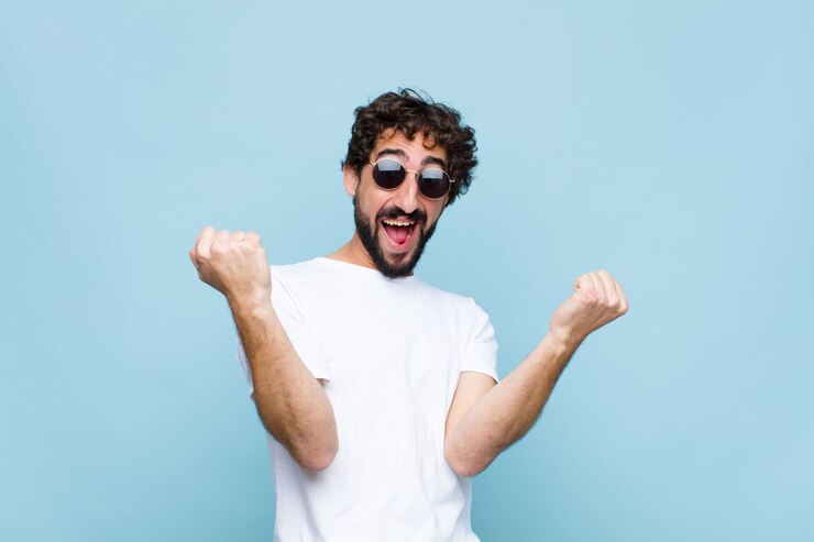 Foto joven barbudo loco con gafas de sol