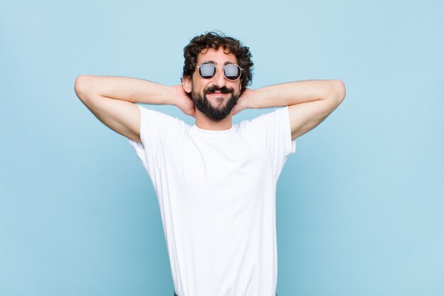 Joven barbudo loco con gafas de sol