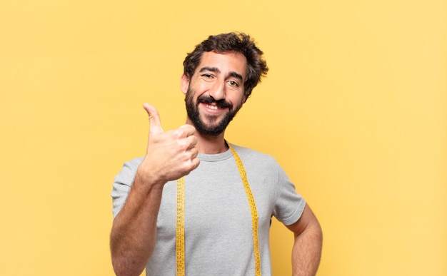 Joven barbudo loco haciendo dieta expresión feliz