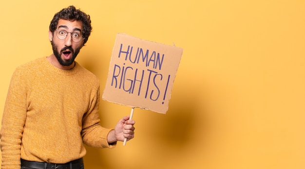 Joven barbudo loco con una pancarta de derechos humanos.