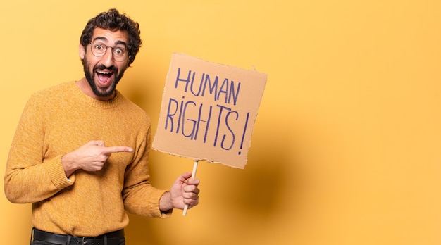 Joven barbudo loco con una pancarta de derechos humanos.