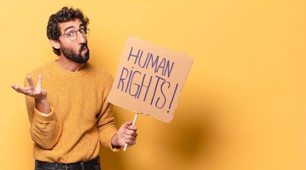 Joven barbudo loco con una pancarta de derechos humanos.