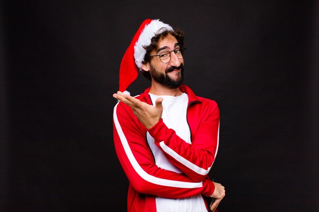 Joven barbudo loco con sombrero de santa. Concepto de navidad