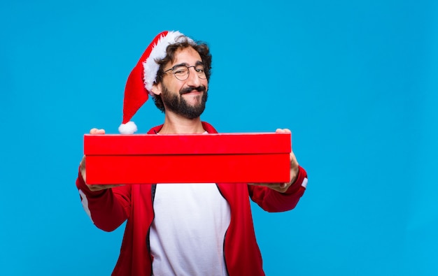 Joven barbudo loco con sombrero de santa. Concepto de navidad