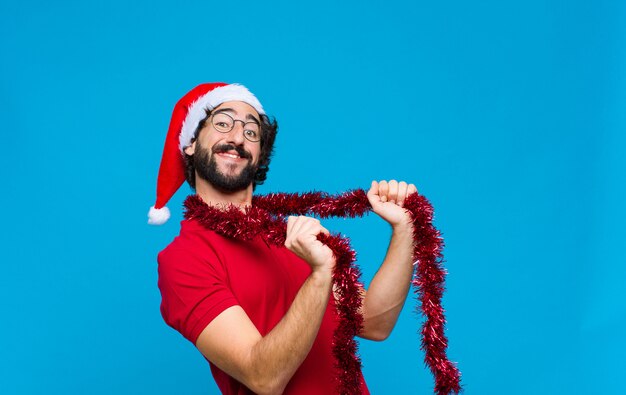 Joven barbudo loco con sombrero de santa. Concepto de navidad