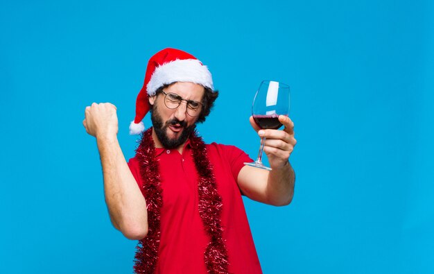 Joven barbudo loco con sombrero de santa. Concepto de navidad