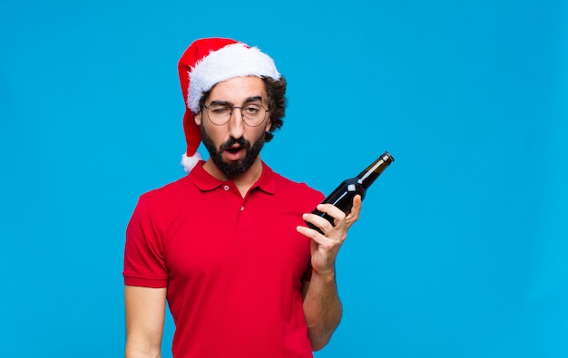 Joven barbudo loco con sombrero de santa. Concepto de navidad