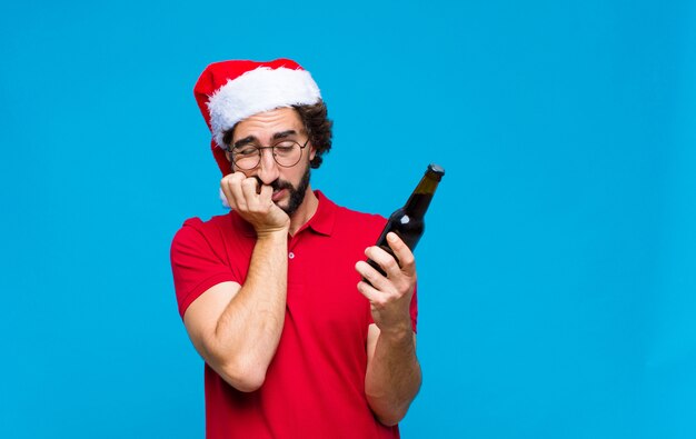 Joven barbudo loco con sombrero de santa. Concepto de navidad