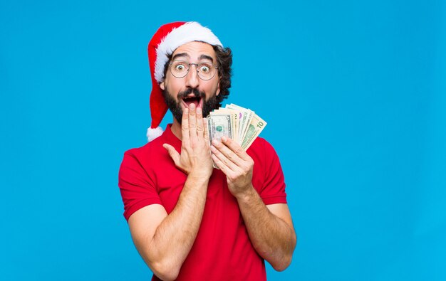 Joven barbudo loco con sombrero de santa. Concepto de navidad