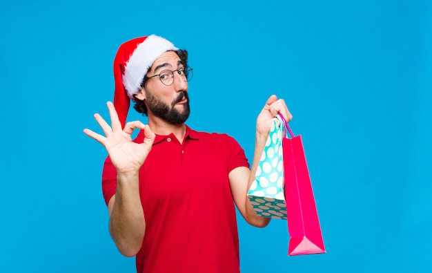 Joven barbudo loco con sombrero de santa. Concepto de navidad