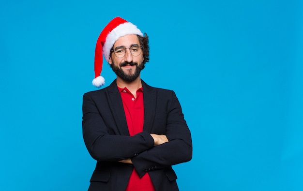 Joven barbudo loco con sombrero de santa. Concepto de navidad