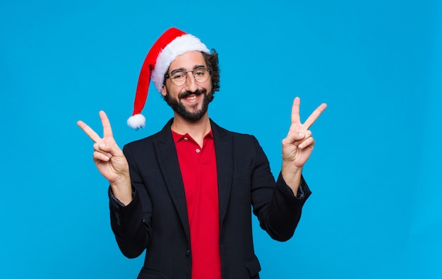 Joven barbudo loco con sombrero de santa. Concepto de navidad