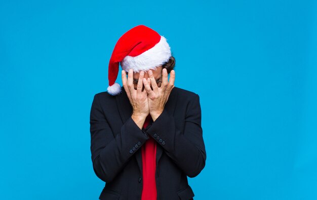 Joven barbudo loco con sombrero de santa. Concepto de navidad