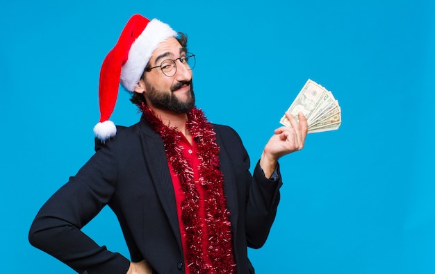 Joven barbudo loco con sombrero de santa. Concepto de navidad