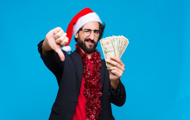 Joven barbudo loco con sombrero de santa. Concepto de navidad