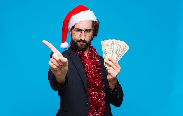 Joven barbudo loco con sombrero de santa. Concepto de navidad