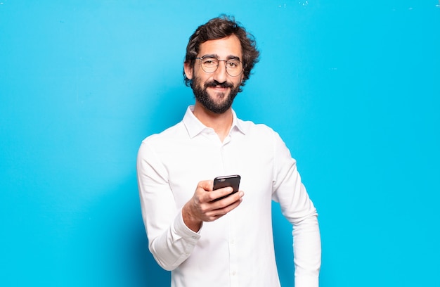 Joven barbudo mostrando la pantalla de su celular