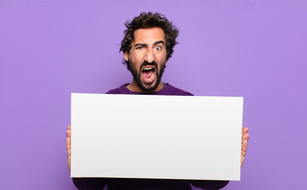 Joven barbudo con una pancarta en blanco