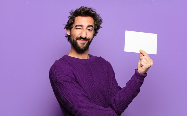 Joven barbudo con una pancarta en blanco