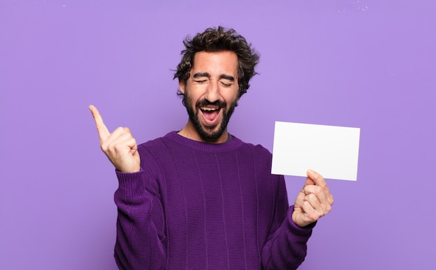 Joven barbudo con una pancarta en blanco