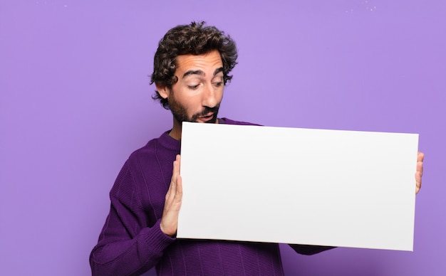 Joven barbudo con una pancarta en blanco