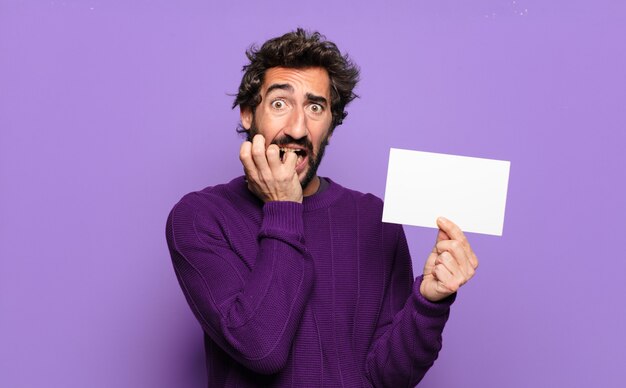 Joven barbudo con una pancarta en blanco