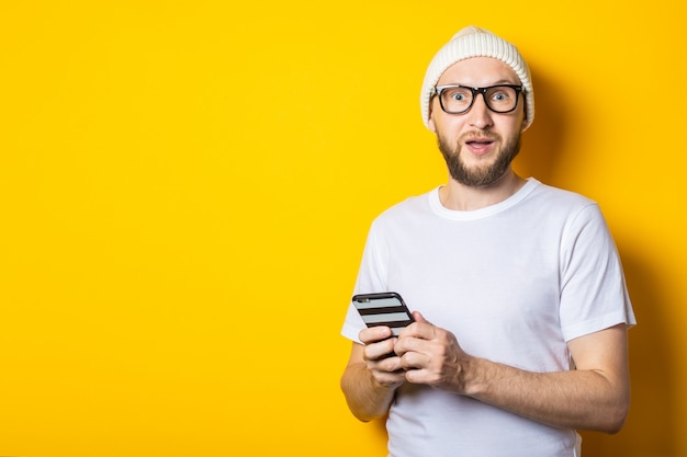 Joven barbudo con sombrero y gafas