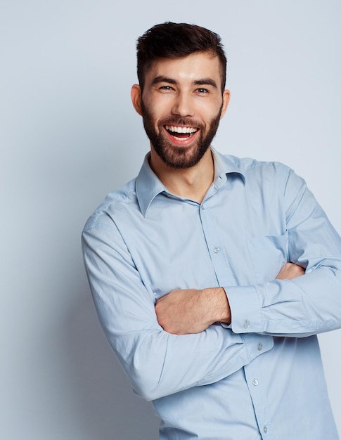 Foto un joven barbudo sonriendo