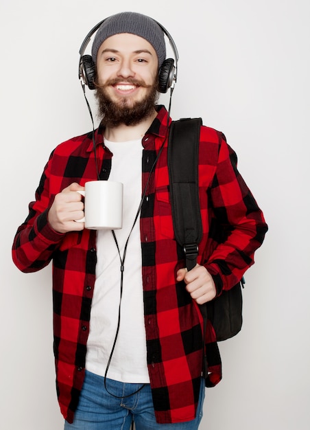 Joven barbudo con una taza de café