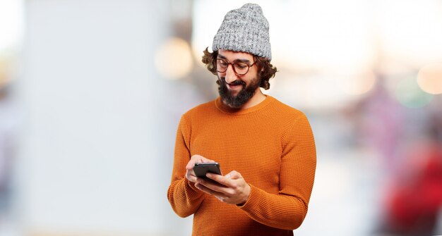 Joven barbudo con un teléfono inteligente