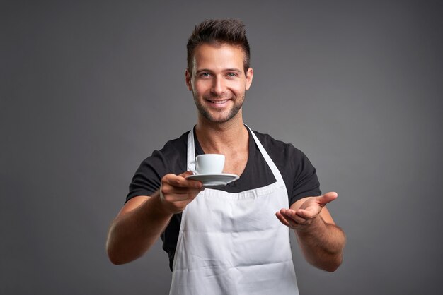 Un joven barista