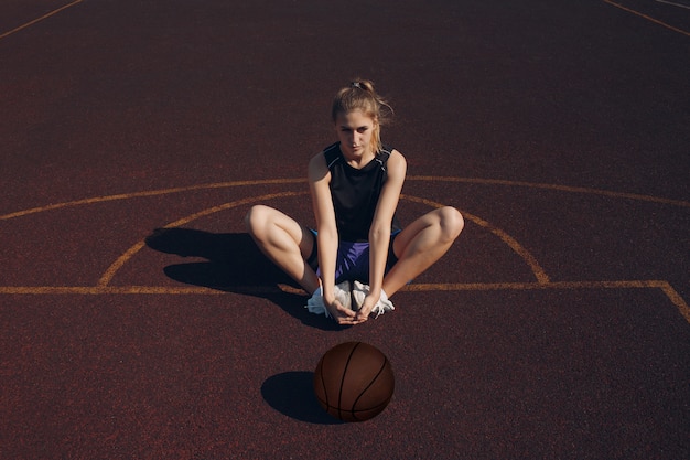 Joven basquetbolista calentando antes del juego de streetball